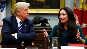 El presidente Donald Trump escucha a Brooke Rollins, presidenta y directora general de la Texas Public Policy Foundation (Fundación de Políticas Públicas de Texas), mientras habla durante una mesa redonda acerca de una reforma a las cárceles en el Salón Roosevelt de la Casa Blanca en Washington, el jueves 11 de enero de 2018.