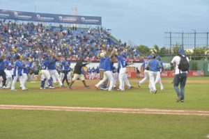 Tigres Licey celebra su pase a la Final tras derrotar 10-8 a las Águilas Cibaeñas en el Estadio Quisqueya Juan MArichal. Foto Jhonny Rotestán.