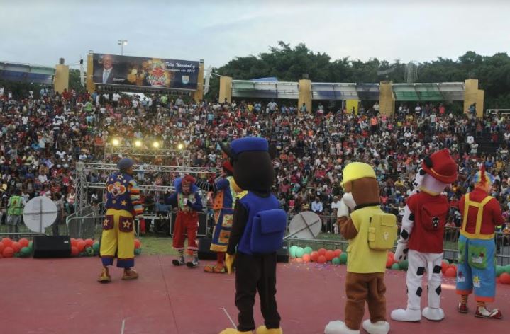 Cada niño recibía el juguete en la medida en que iba entrando al parque junto a sus padres.