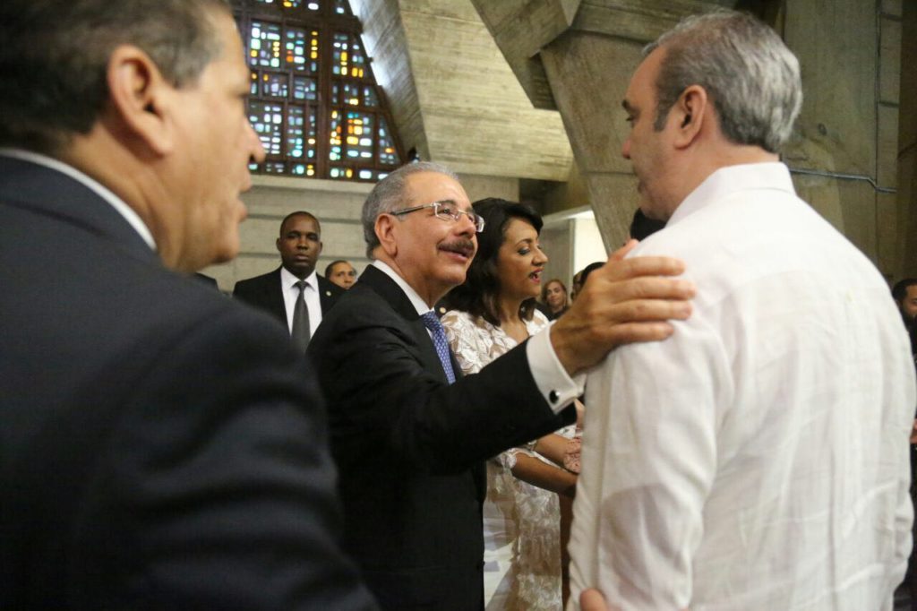 Danilo Medina y Luis Abinader se saludan en la Basílica de Higüey.