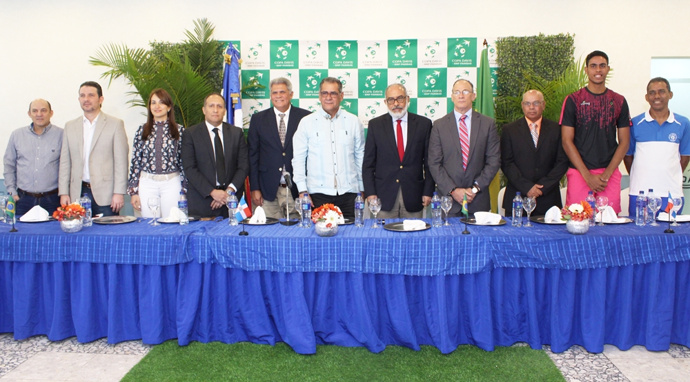 Directivos del Club Naco y Fedotenis durante la rueda de prensa