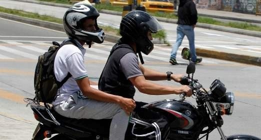 Prohíben pasajero masculino en motocicletas en Bogotá