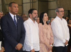 Abinader (derecha) junto a su esposa Raquel Arbaje y los dirigentes del Partido Revolucionario Moderno (PRM), senador Santiago Zorrilla y Eligio Jáquez, durante la misa celebrada en la Basílica de Higüey