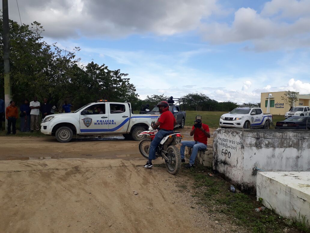 Agentes policiales Boca Chica vigilan sepultura de restos de joven murió aplastado por patana tras incidente con Amet. Foto José Beato.