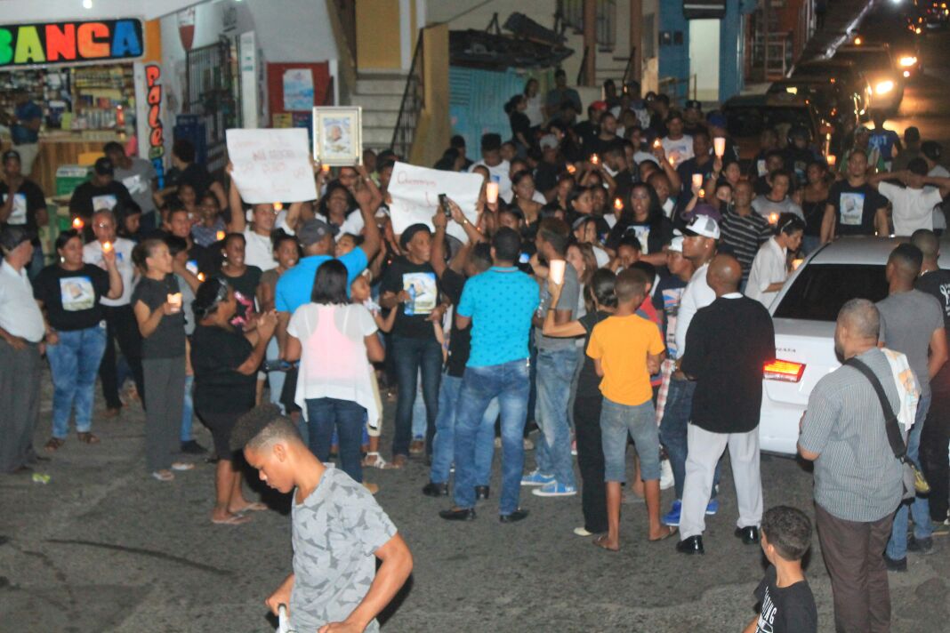 Moradores del sector Enriquillo Herrera marchan exigiendo justicia  por asesinato de un joven