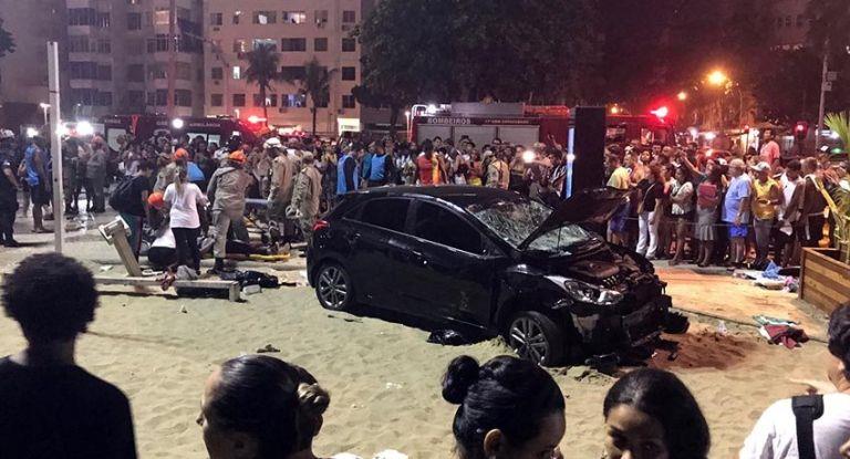 Automóvil que embistió a una multitud en un malecón frente a la playa Copacabana en Río de Janeiro, Brasil