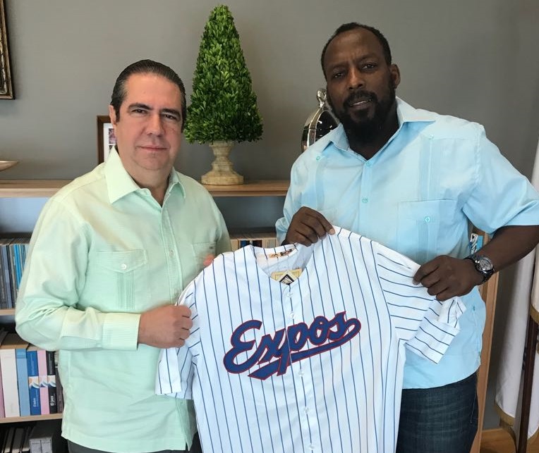 El ministro de Turismo, Francisco Javier García y el expelotero de Grandes Ligas y futuro Salón de la Fama de Cooperstown, Vladimir Guerrero.