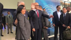 Delegación oficialista junto al canciller Miguel Vargas en el diálogo que se realiza en República Dominicana