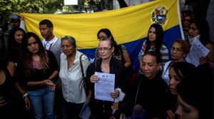 Familiares del inspector alzado contra el Gobierno Óscar Pérez y de los otras seis personas de su grupo, se reunieron en las inmediaciones de la morgue el pasado viernes 19 de enero del 2018, en Caracas (Venezuela). Foto: Agencia EFE