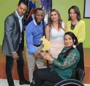 El máximo galardón de los Premios Santo Domingo Oeste fue otorgado a Eden Carvajal