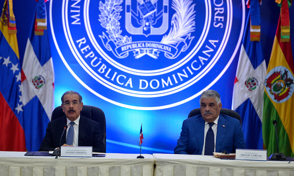 El presidente Danilo Medina y el canciller Miguel Vargas en la mesa de negociaciones del diálogo por Venezuela. Danny Polanco