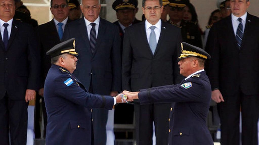 En esta imagen, tomada el 15 de enero de 2018, el presidente de Honduras, Juan Orlando Hernández (segundo por la derecha en la fila de atrás), durante la ceremonia de cambio de mando entre el nuevo jefe de la policía nacional, José David Aguilar Morán (izquierda), y su antecesor, el general Félix Villanueva en Tegucigalpa, Honduras.