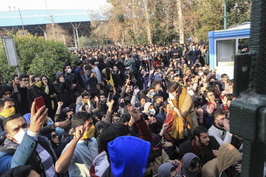En la imagen, tomada por una persona que no trabaja para The Associated Press y obtenida por la AP fuera de Irán, estudiantes universitarios durante una protesta en la Universidad de Teherán mientras policías antimotines iraníes les impiden unirse a otros disconformes, en Teherán, Irán, el 30 de diciembre de 2017. (AP)