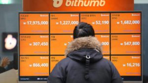 Un hombre observa una pantalla con cotizaciones del bitcoin en Seúl, Corea del Sur, el martes 16 de enero de 2018. (AP Foto/Ahn Young-joon, File)