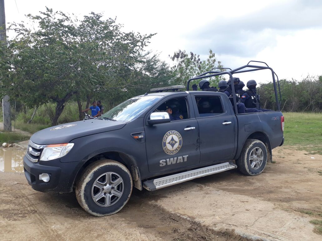 Agentes policiales Boca Chica vigilan sepultura de restos de joven murió aplastado por patana tras incidente con Amet. Foto José Beato.