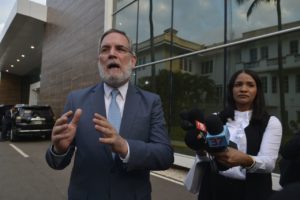 El vocero del gobierno dominicano Roberto Rodríguez Marchena, informó que la jornada de diálogo será reiniciada a las 9:00 de la noche. Foto Danny Polanco.