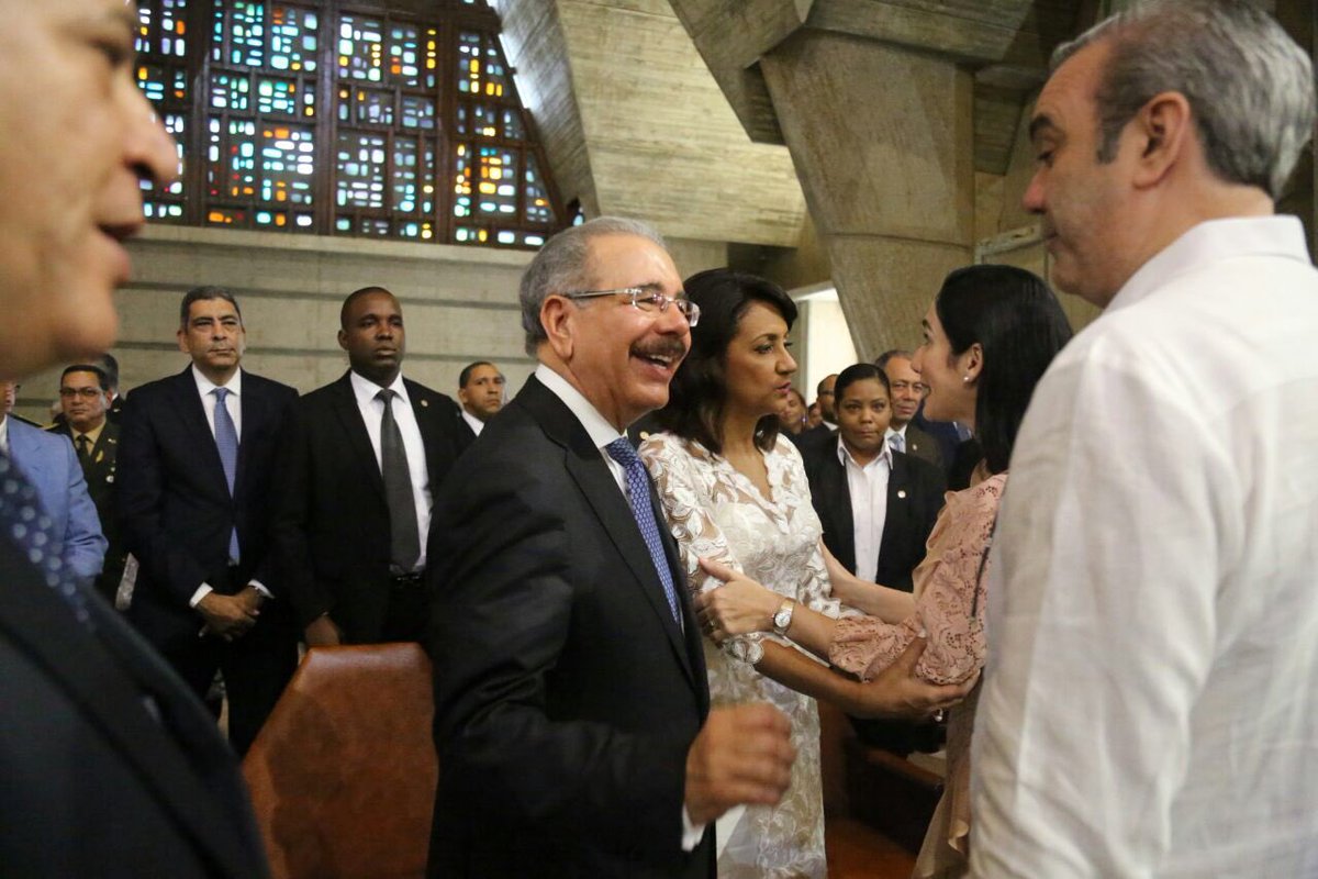 Danilo Medina y Luis Abinader se saludan en la Basílica de Higüey.