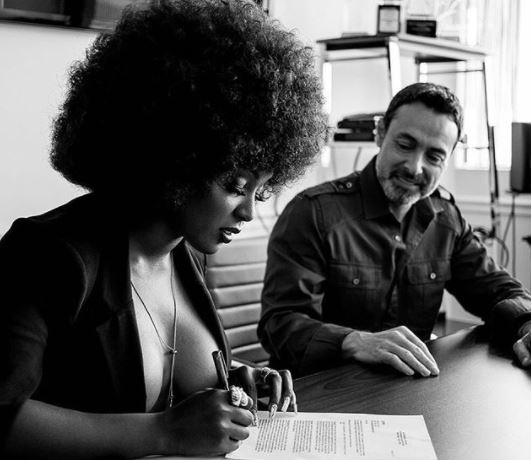 Amara La Negra durante la firma del contrato