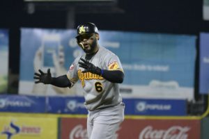 Jonathan Villar de las Águilas Cibaeñas en el juego 7 contra Tigres del Licey.