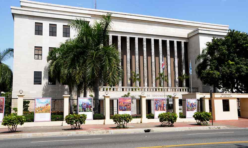 Fachada Ministerio de Educación.