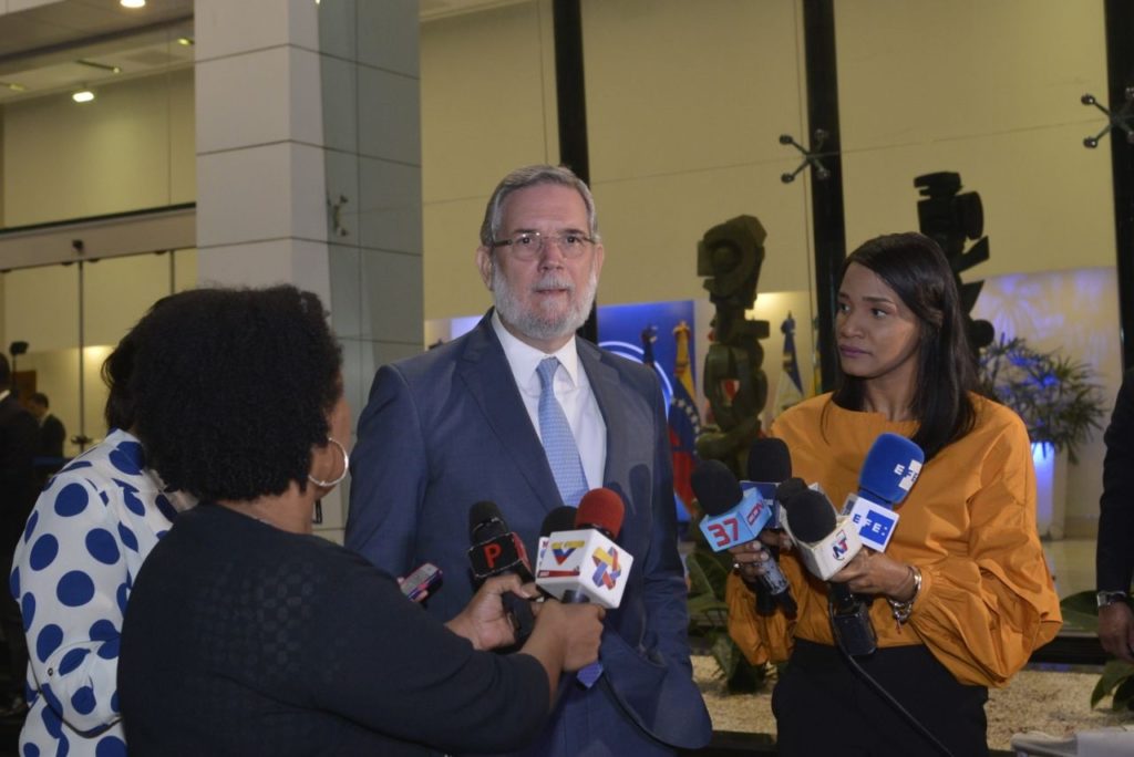 El vocero del gobierno dominicano, Roberto Rodríguez Marchena, ofrece declaraciones tras salir del diálogo. Foto Danny Polanco.