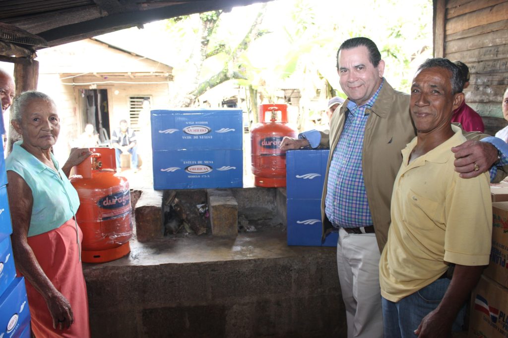 El señor Juan Gómez recibe el cambio de una estufa por su fogón por parte del senador Amilcar Romero