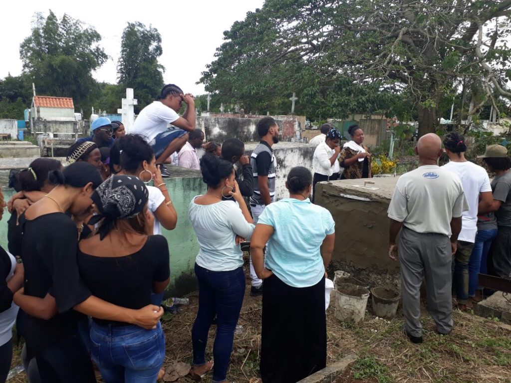Familiares, amigos y residentes en Boca Chica sepultan restos de joven murió aplastado por patana tras incidente con Amet. Foto José Beato.