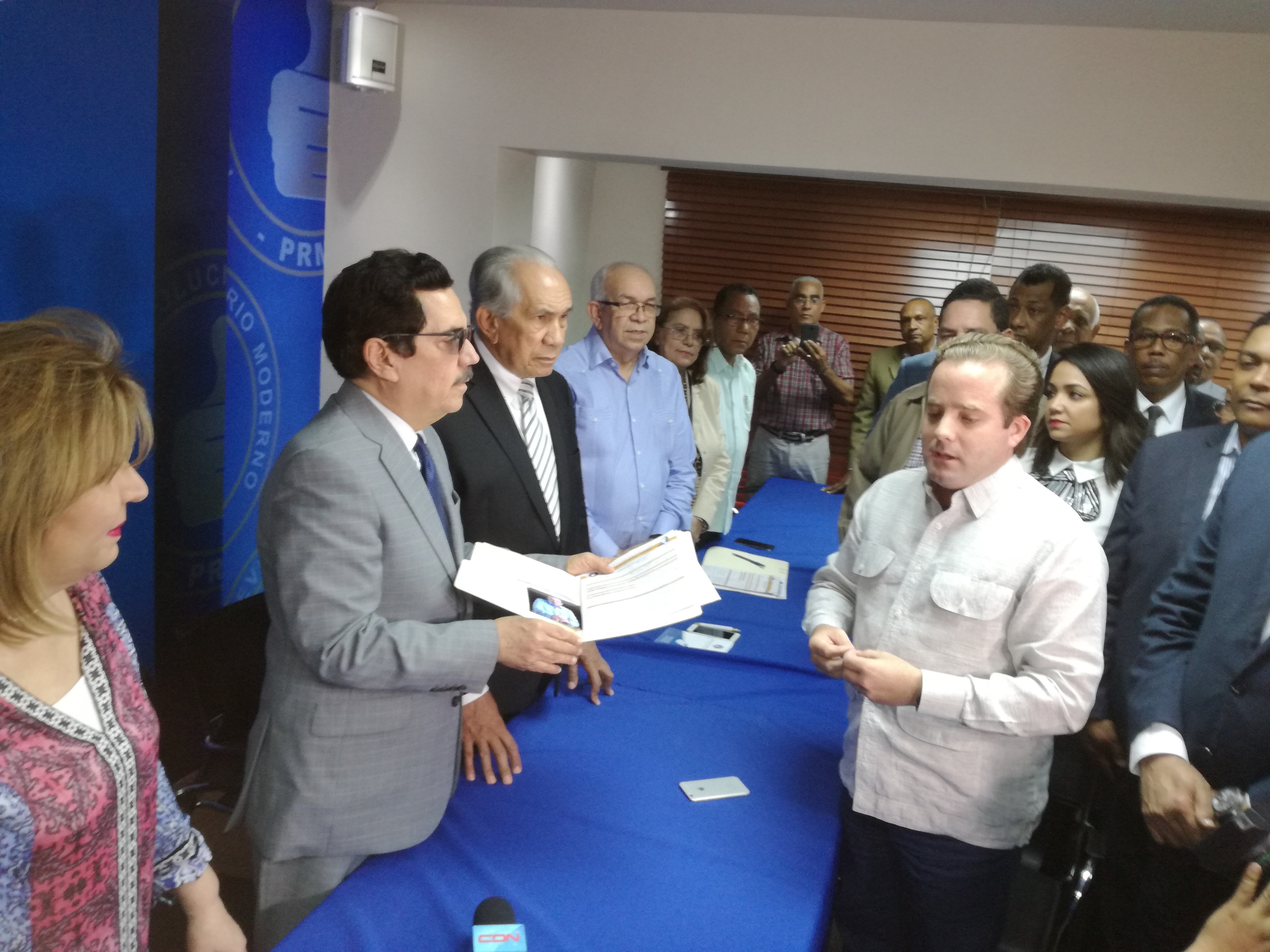 José Ignacio Paliza al momento de inscribir su candidatura en el PRM