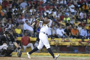 Danny Santana de las Águilas Cibaeñas al momento de pegar uno de sus dos jonrones