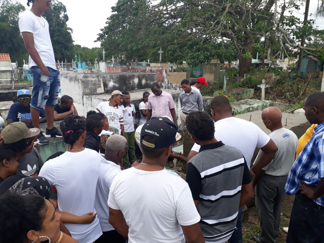 Familiares, amigos y residentes en Boca Chica sepultan restos de joven murió aplastado por patana tras incidente con Amet. Foto José Beato.