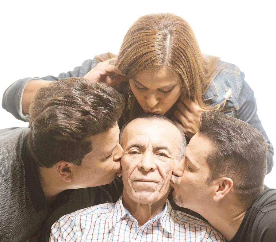 Víctor Manuelle junto a sus hermanos y su padre Don Víctor Manuel Ruiz