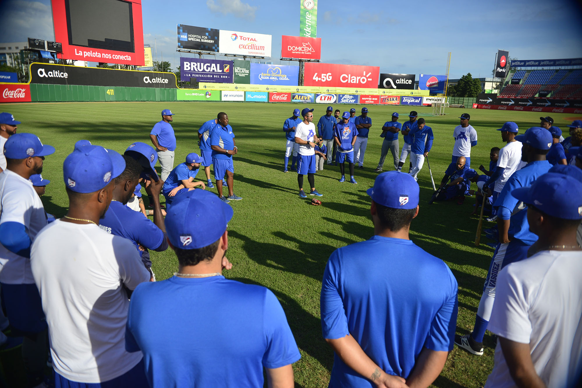 ugadores de los Tigres del Licey durante las prácticas.