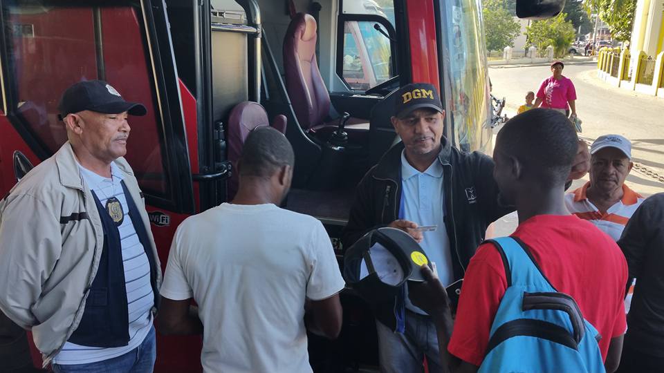 Miembros de Migración revisan pasajeros en parada de autobús de la Línea Noroeste