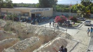 La docencia en el Liceo Secundario Jaragua, del municipio Villa Jaragua, provincia Bahoruco, fue paralizada en reclamo construcción de aulas.