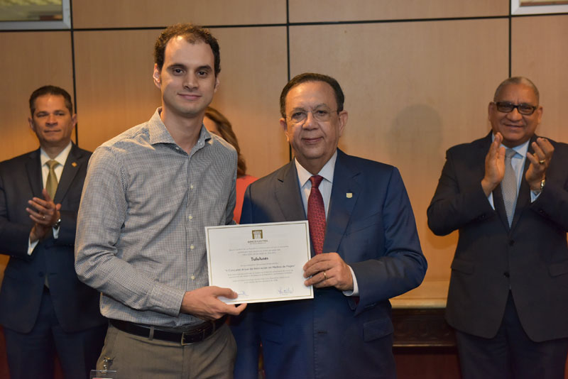 Uno de los premiados por el Banco Central con el premios del II Concurso Anual de Innovación en Medios de Pagos