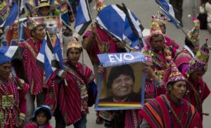 Indígenas quechua marchan junto al palacio de gobierno después de que el presidente Evo Morales rindiera su reporte anual al Congreso en La Paz, Bolivia, el lunes 22 de enero de 2018. (AP Foto/Juan Karita)