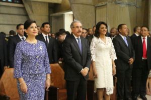 El presidente Danilo Medina en la misa de la Basílica de Higüey junto a su esposa la Primera Dama Cándida Montilla de Medina (derecha) y la vicepresidenta Margarita Cedeño de Fernández