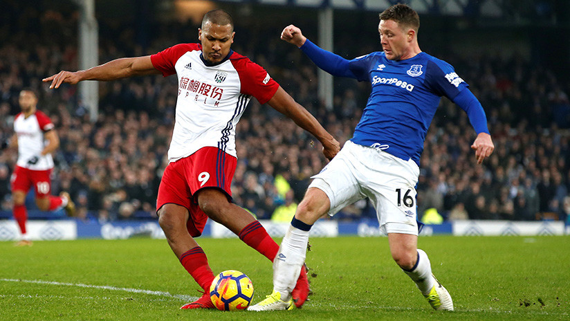 Rondón intentó disparar, pero no acertó al balón, sino que le dio un golpe en la pierna a McCarthy y se la fracturó..