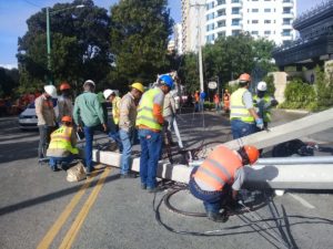 Poste en medio d ela Anacaona tras accidente de tránsito.