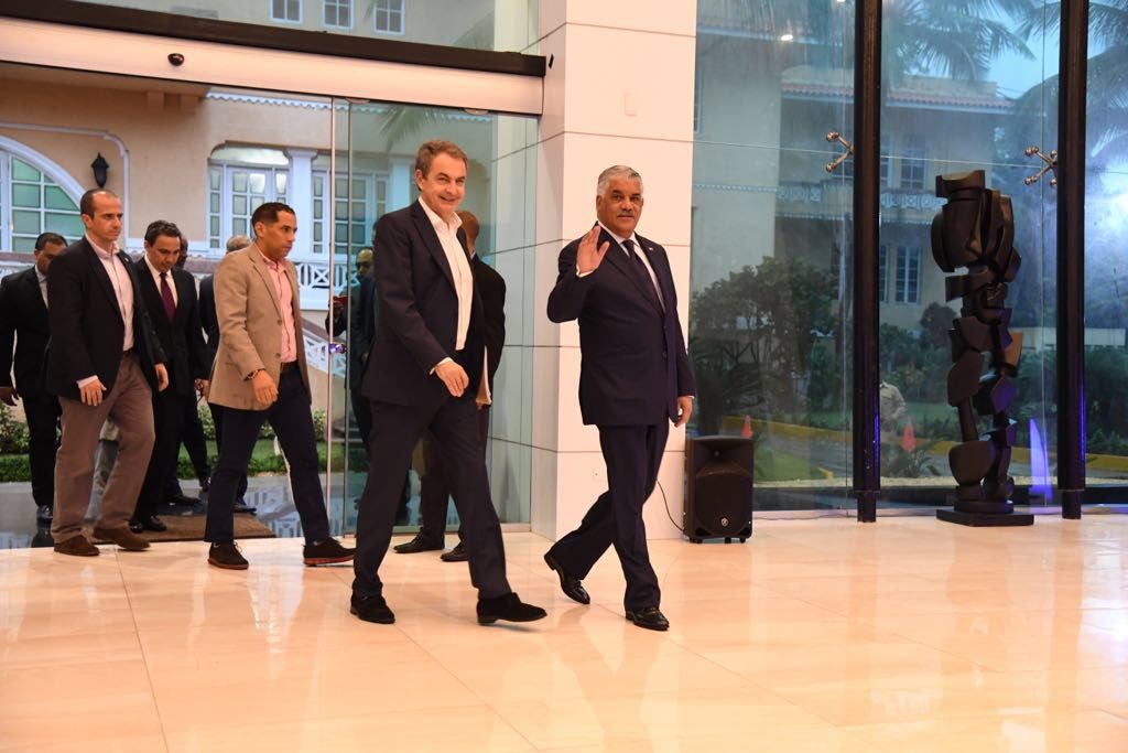 El canciller Miguel Vargas junto al expresidente español, José Luis Rodríguez Zapatero previo al inicio de la reunión preparatoria del diálogo entre Gobierno de Venezuela y la oposición.