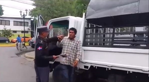 Hombre con aparentes problemas mentales intenta robar camión de la Policía Nacional en La Vega.