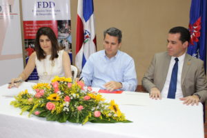 Sharin Pablo de Roca, Presidenta de ADOPI,Elías Juliá Calac, Presidente FDD y Mariano Frontera, Director Ejecutivo
