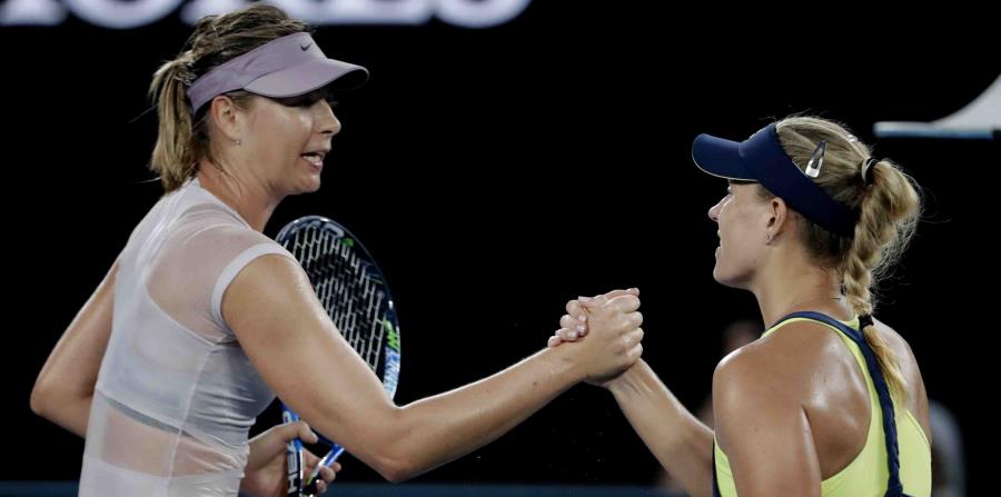 La tenista alemana Angelique Kerber (derecha) estrecha la mano a la rusa Maria Sharapova tras su victoria en un partido de tercera ronda del Abierto de Australia, en Melbourne, Australia, el 20 de enero de 2018. (AP/Vincent Thian)