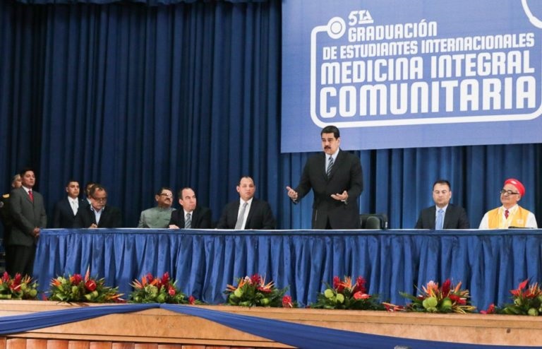 Presidente Nicolás Maduro asegura que se firmó preacuerdo en diálogo.