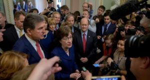 Los senadores Joe Manchin (i) y Susan Collins (c) ofrecen declaraciones tras salir de una sesión de voto en el Capitolio en Washington DC, Estados Unidos, hoy, 22 de enero de 2018. (EFE/ Tasos Katopodis)