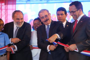 Presidente Danilo Medina corta la cinta y entrega centro educativo en Boca Chica 