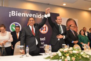 Ismael Reyes y Ramfis Domínguez Trujillo celebran durante el acto de alianza. Foto Romelio Montero.