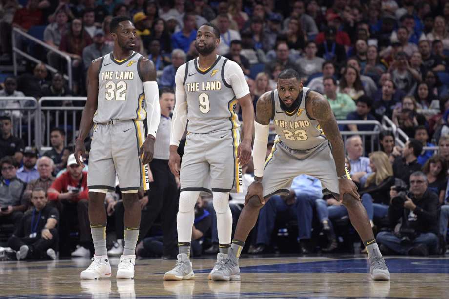 Los jugadores de los Cavaliers, de izquierda a derecha, Jeff Green, Dwyane Wade y LeBron James, durante un partido contra el Magic de Orlando el martes, 6 de febrero de 2018, en Orlando. (AP Foto/Phelan M. Ebenhack)