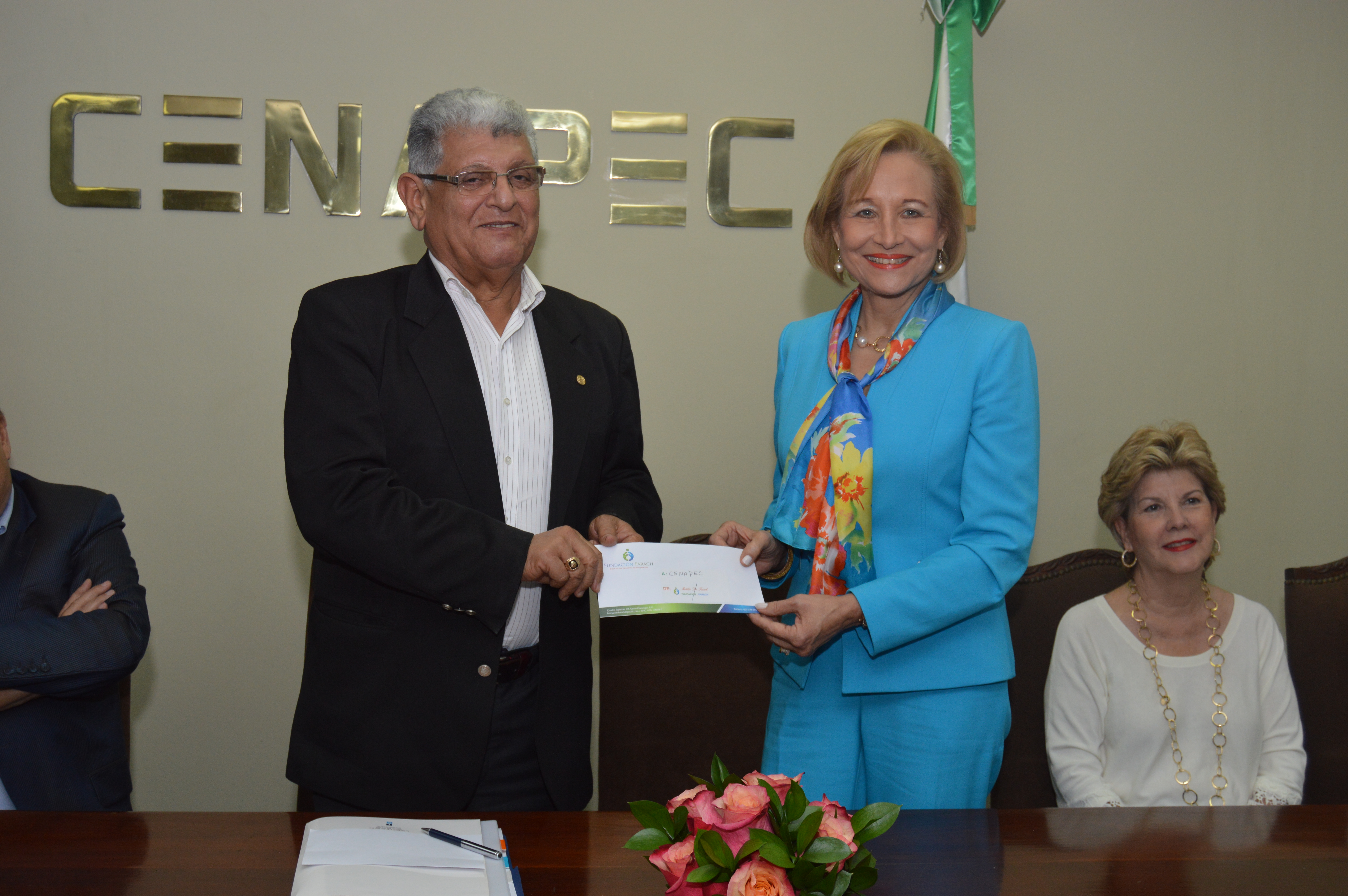 Jaime Fernández recibe el donativo de manos de la Sra. Matilde Farach 