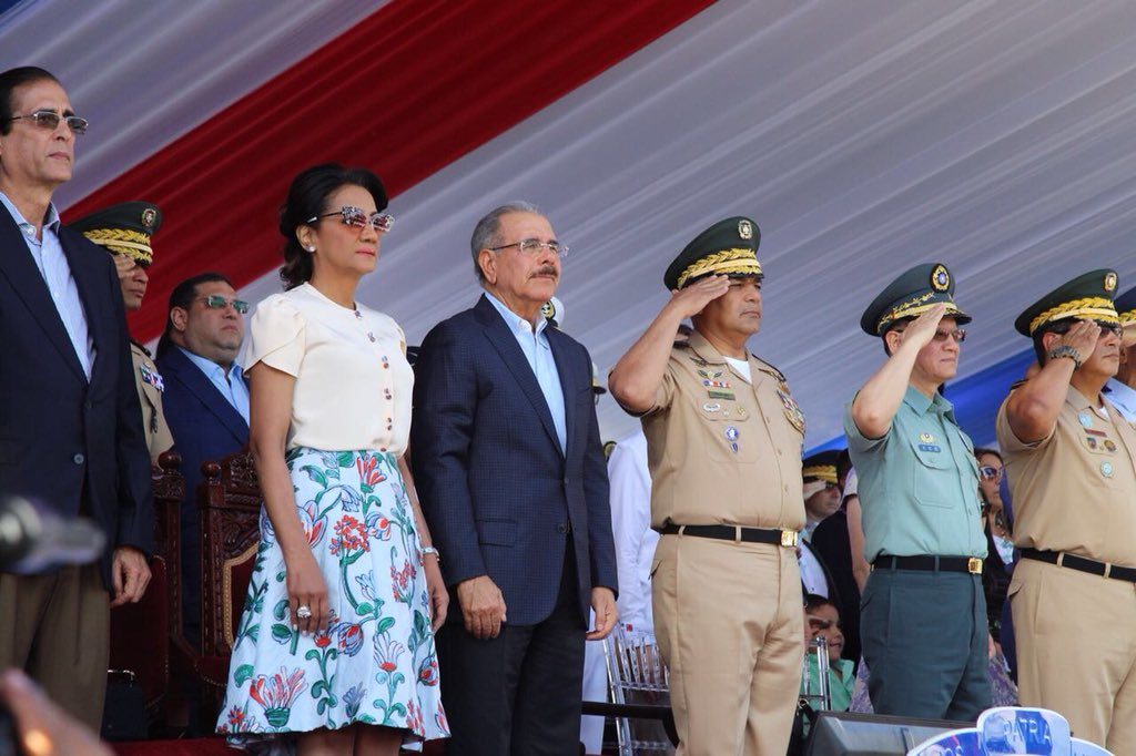 Desfile Militar en la avenida George Washington. Al presidente Danilo Medina lo acompaña la Primera Dama, Cándida Montilla de Medina, funcionarios civiles y militares también presentes.